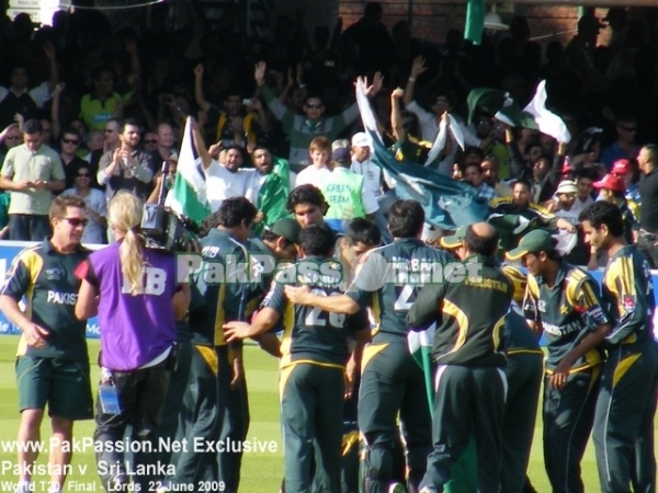 Pakistan celebrate their World T20 Win